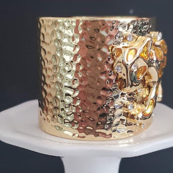 Lilly Pulitzer Cheetah Cuff Bracelet Gold Tone Crystal Accents NWOT Resort - Picture 3 of 7